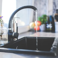 der Wasserhahn